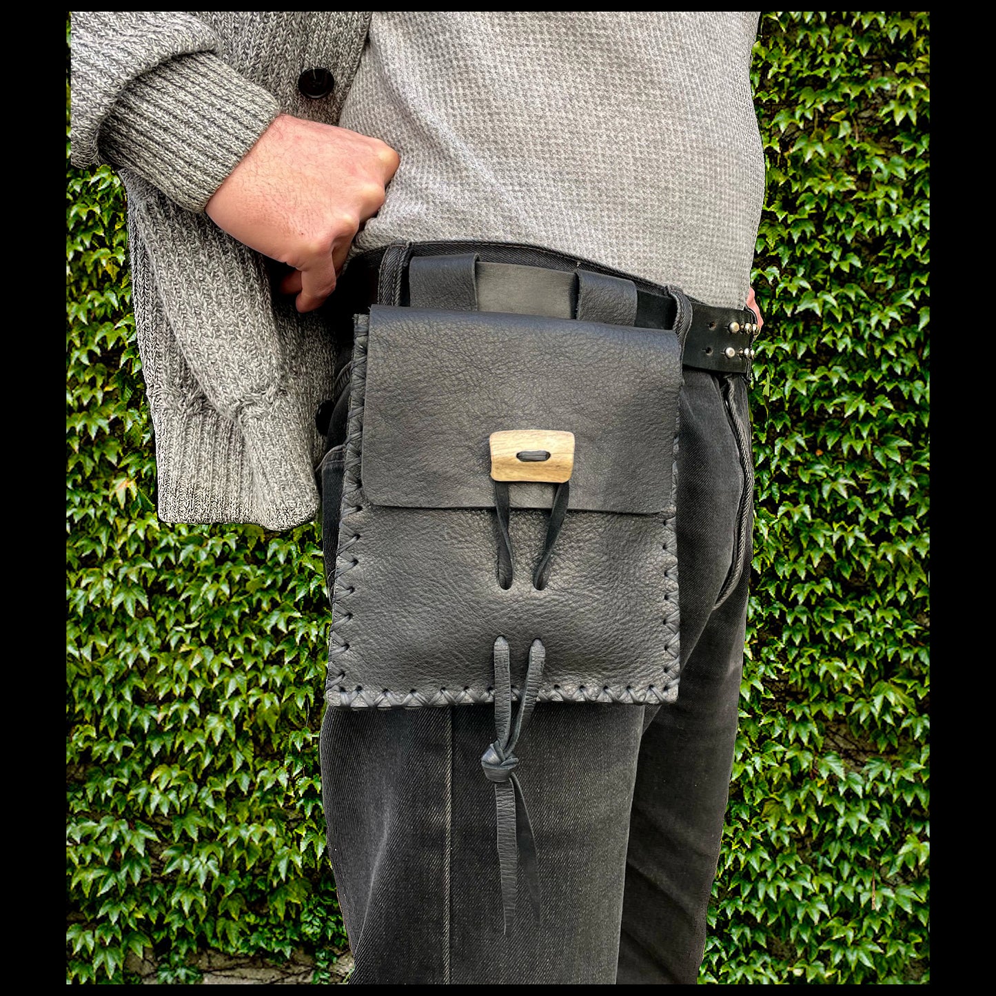 Black hand-stitched leather belt pouch w/ Elk rib closure